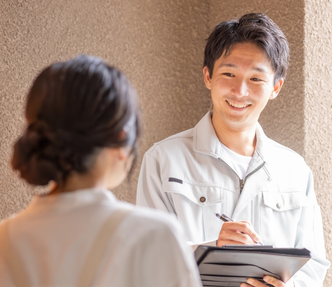 お客様とスタッフが打ち合わせをしている様子