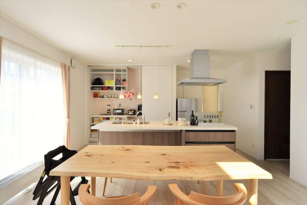 スケルトン階段×アイランドキッチンのある家