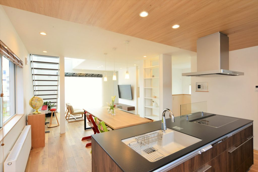 スケルトン階段×アイランドキッチンのある家