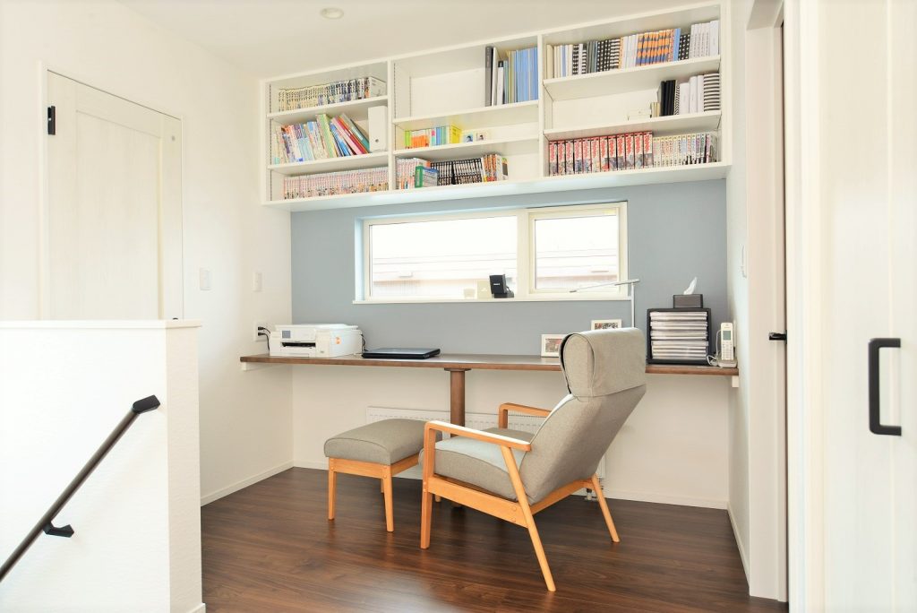 映えるクロス×自然を眺めるフリースペースのある家