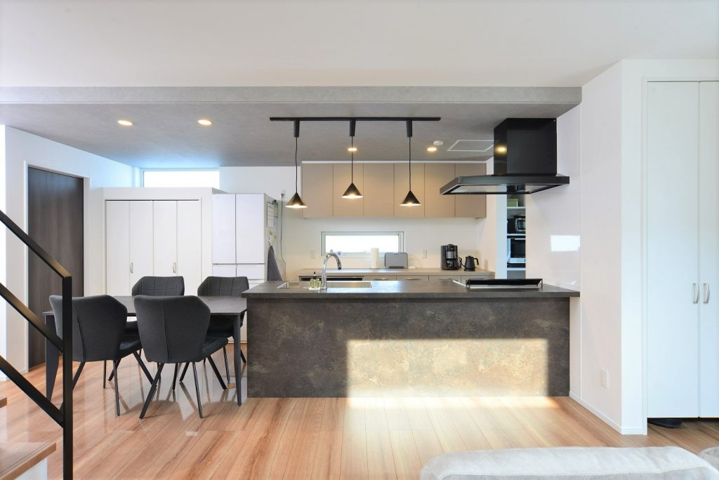 吹抜け×スタイリッシュなペニンシュラキッチンのある家