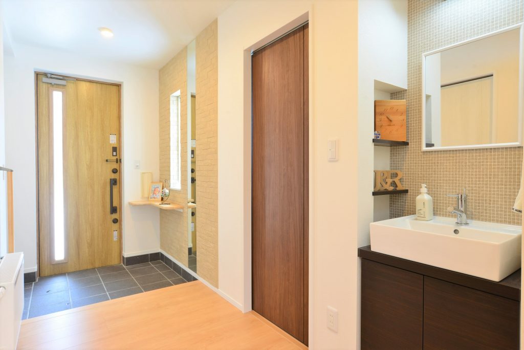 吹抜け×コーナー手洗器のある家