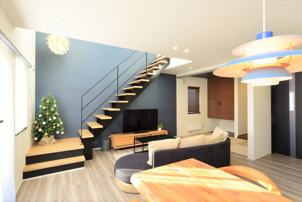 ブルークロス×スケルトン階段のある家