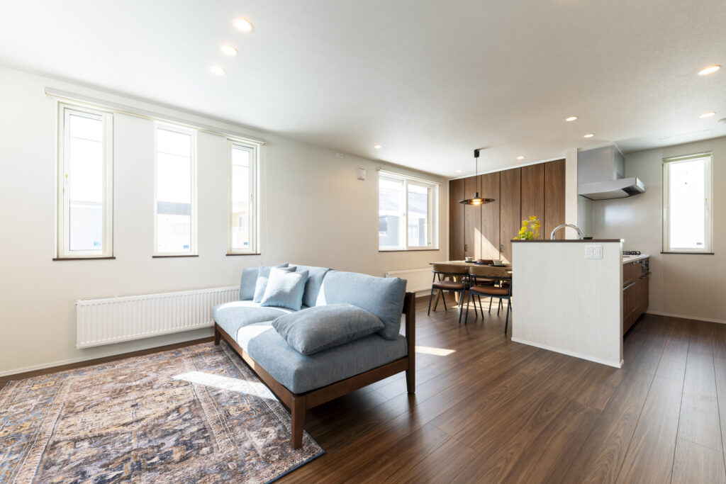 北欧×ヴィンテージ　チーク柄の木目が落ち着く家