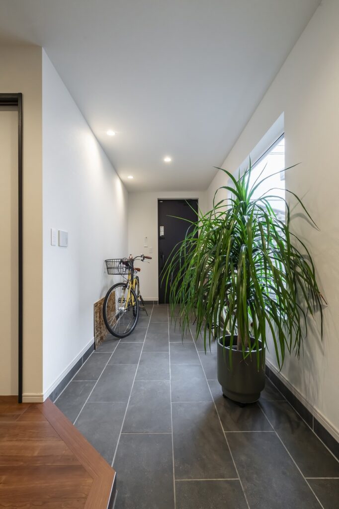 緑が映えるシンプルモダンな家