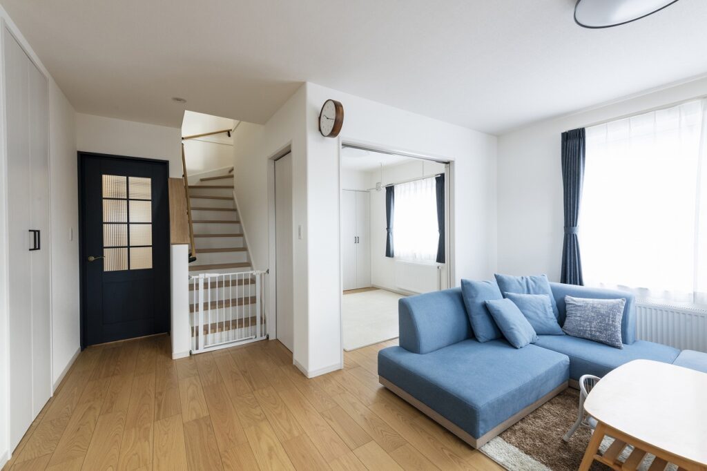 木目にブルーが映える　家事ラク回遊動線の家